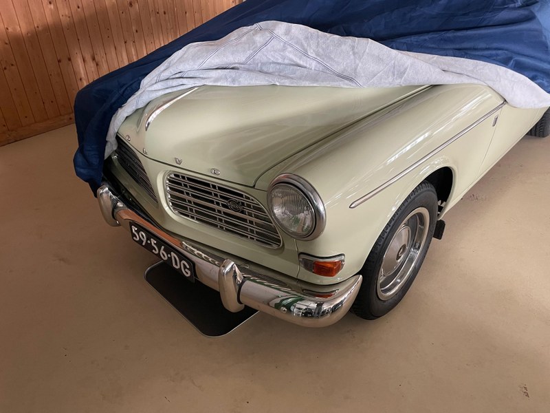 halve volvo met hoes en lekbak.jpeg