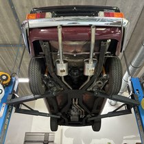 Imparts nieuwe uitlaat onder Triumph TR6 foto 02.JPG