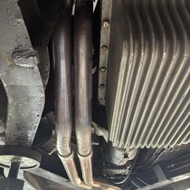 Imparts nieuwe uitlaat onder Triumph TR6 foto 03.JPG