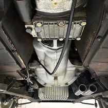 Imparts nieuwe uitlaat onder Triumph TR6 foto.JPG