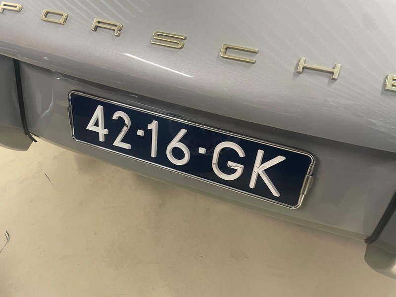 blauwe nummerplaten op auto.jpeg