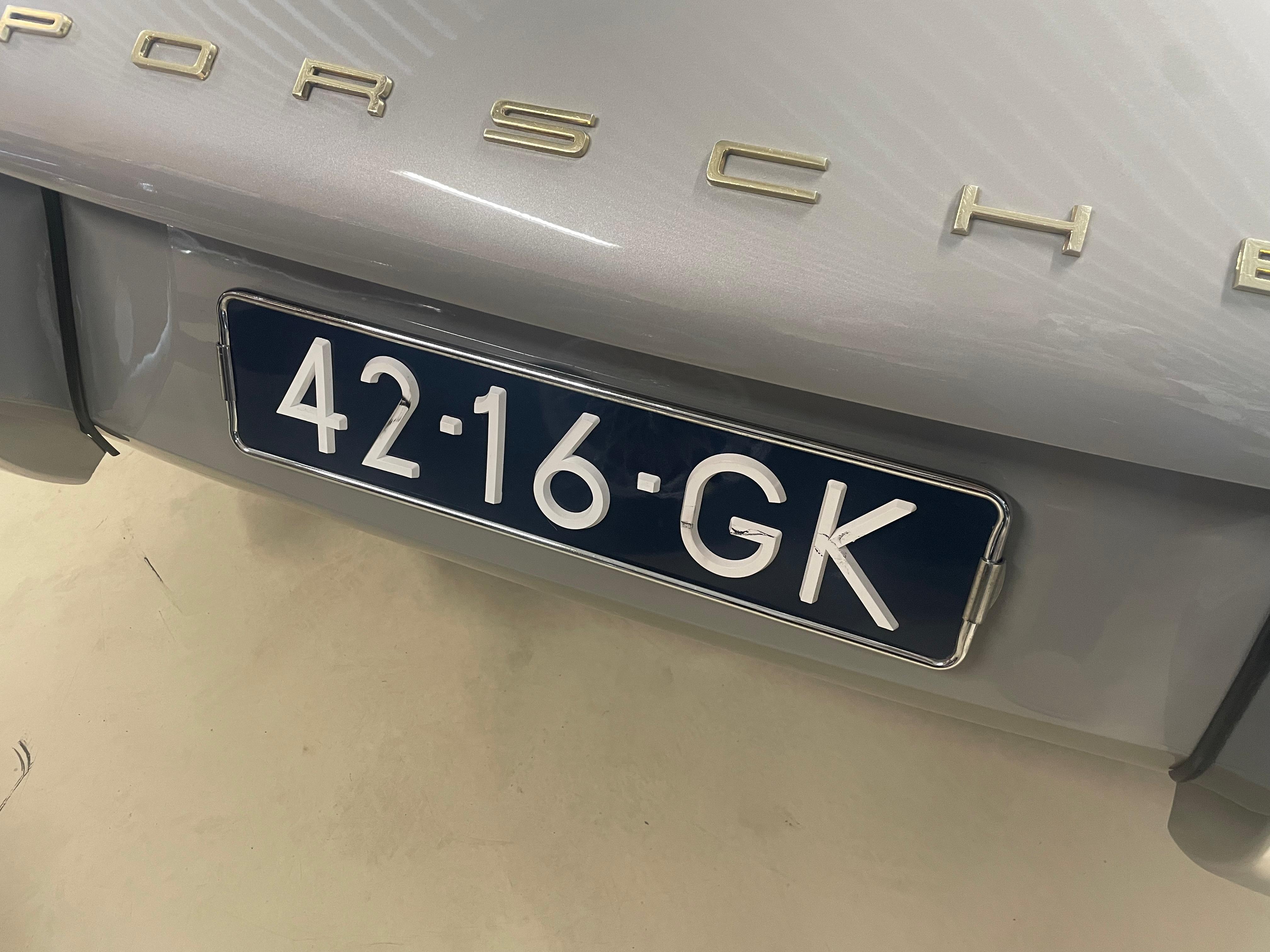 blauwe nummerplaten op auto.jpeg