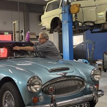 Imparts_magazijnchef_Poetsen_Austin_Healey.jpeg.JPG